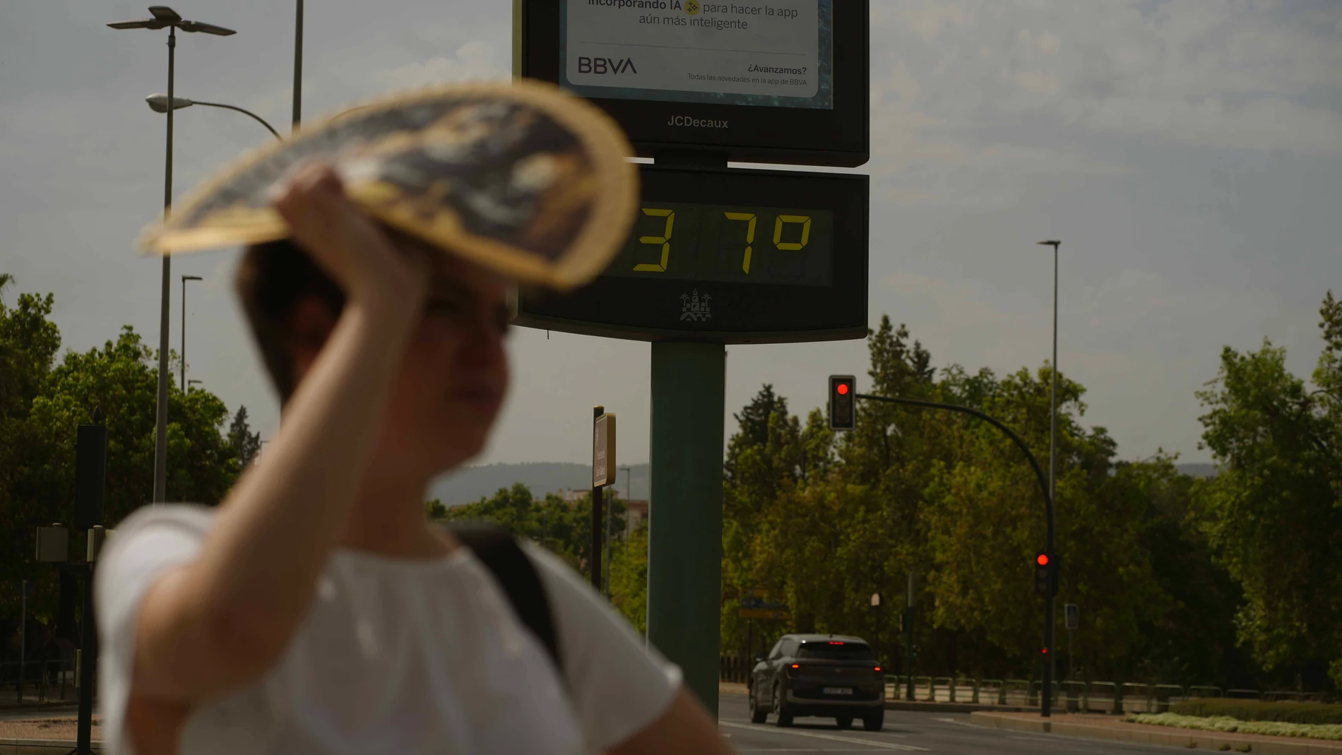 GRAFAND9172. CÓRDOBA, 10/06/2025.- Un termómetro en el centro de Córdoba indica 37 grados de temperatura, mientras media España ha activado este martes el aviso naranja o amarillo por fuertes tormentas, con chubascos, granizo grande y rachas muy fuertes de viento, por lluvias, hasta 25 litros en una hora, en Andalucía están en amarillo por calor que registrará valores que subirán hasta 38 grados, informa la Aemet en su web. EFE / Rafa Alcaide