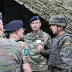 El general Pardo de Santayana con el equipo de verificación de la OTAN