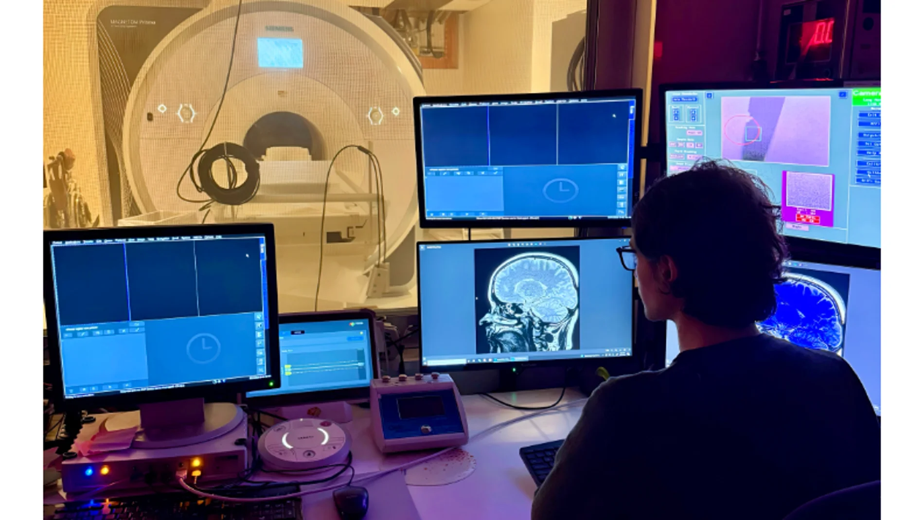 El responsable de investigación en neuroimagen prepara el escáner de resonancia magnética para un estudio de imágenes cerebrales en niños
