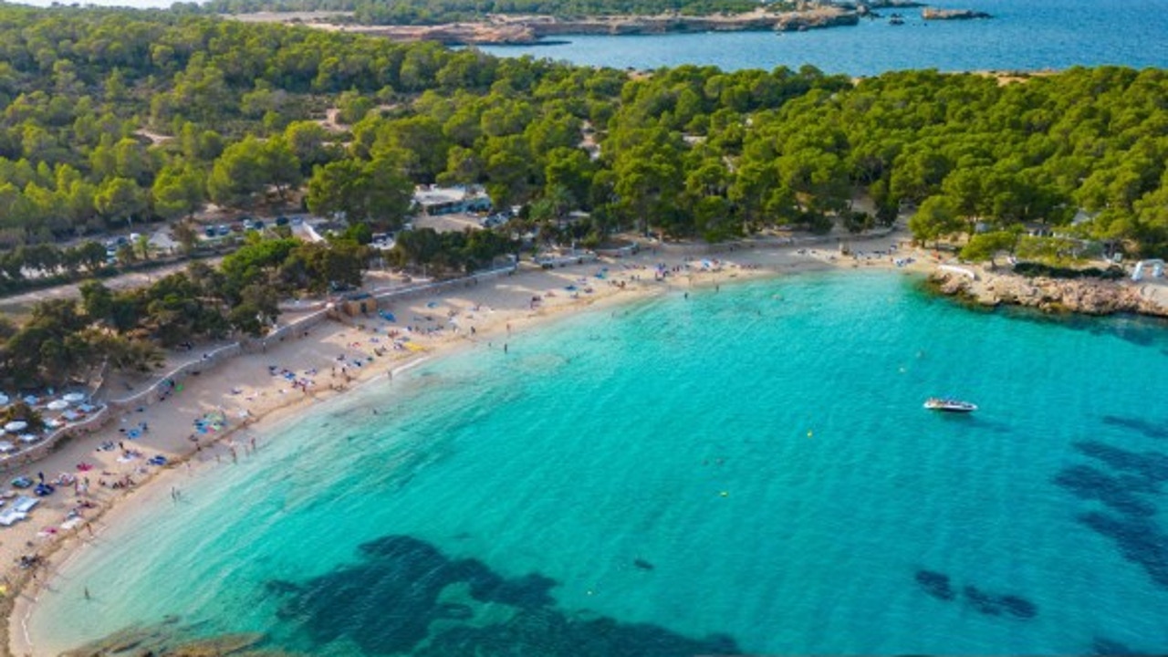 Un hombre y su perro encuentran un pie humano en una concurrida playa de Ibiza