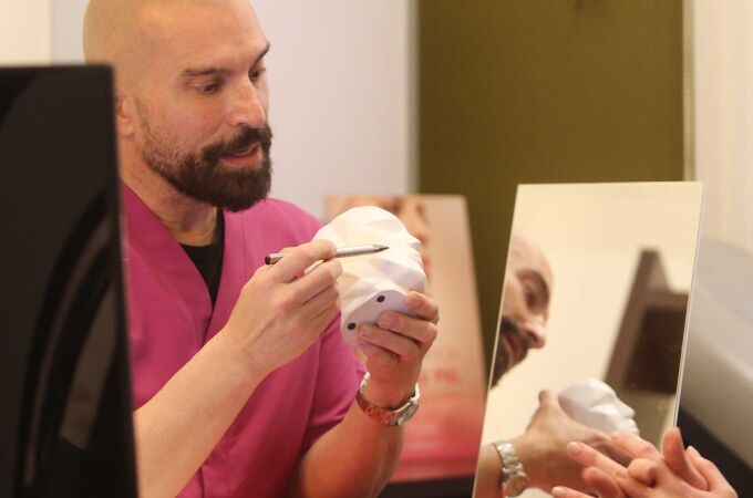 Para el Dr. Santiago Casquero, la papada, la panza, el pelo y el pene no son simples preocupaciones estéticas, sino un reflejo profundo de la identidad, el deseo y la autoestima masculina