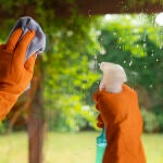 Rociar con vinagre las ventanas de casa: por qué recomiendan hacerlo y para qué sirve