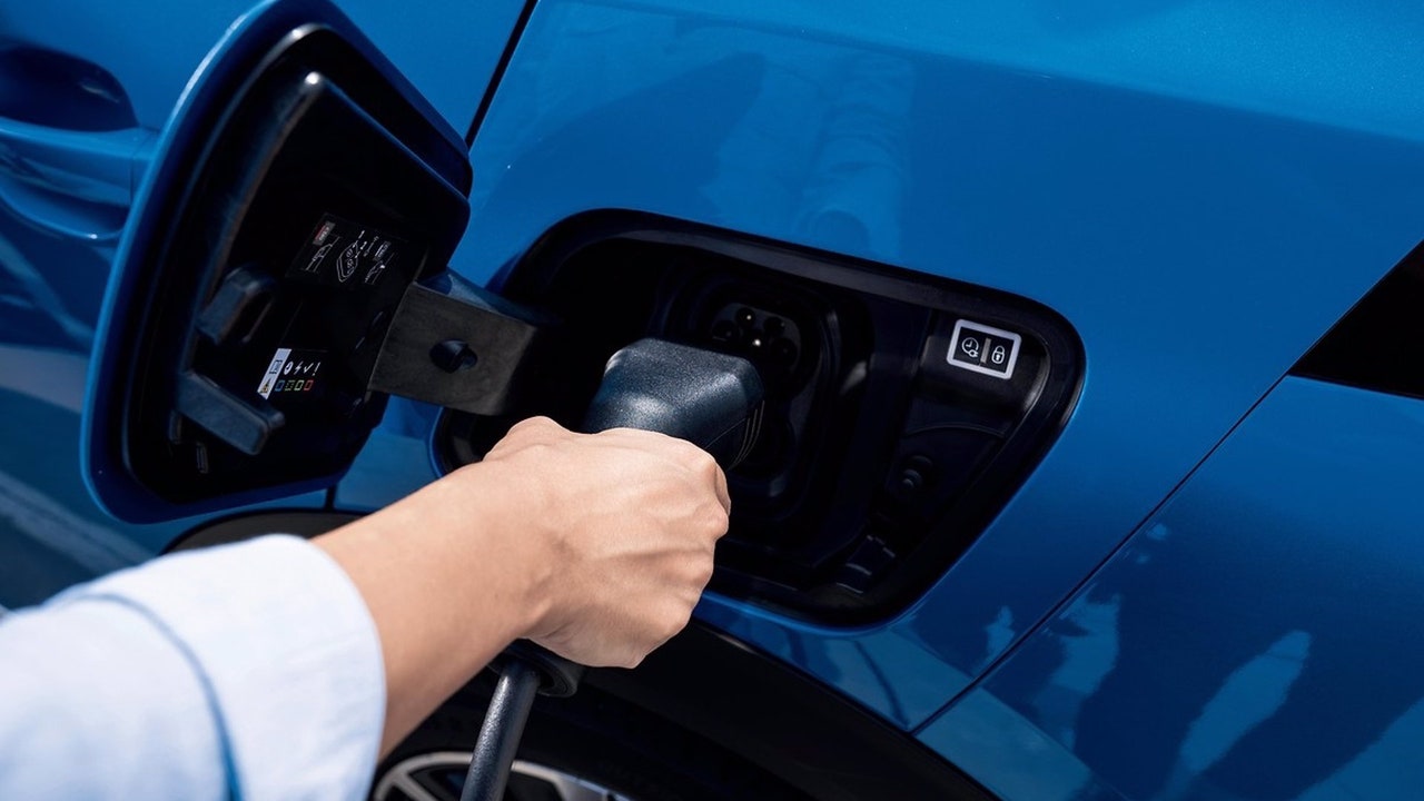 El coche eléctrico entra en boxes