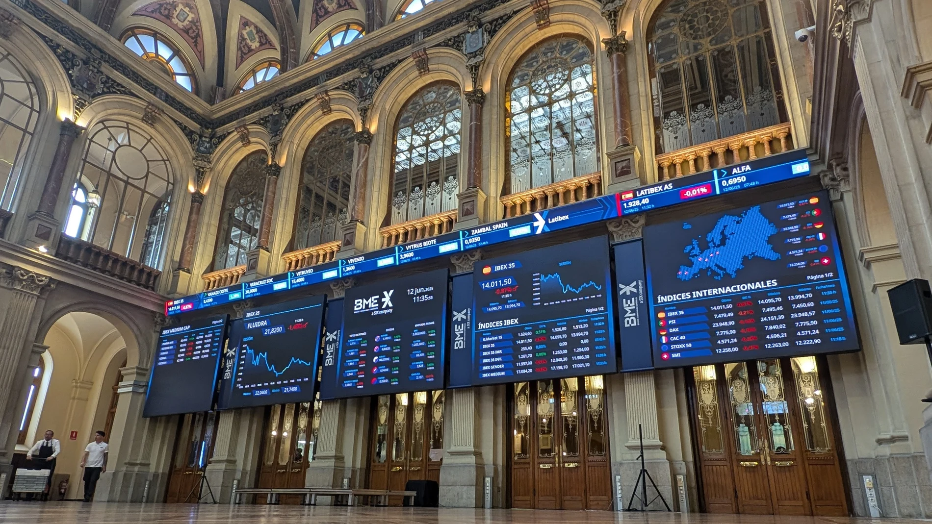 MADRID, 12/06/2025.- La Bolsa española baja el 0,41 % tras la apertura y pierde los 14.100 puntos, afectada por el aumento de las tensiones entre Estados Unidos e Irán, y por la creciente incertidumbre comercial tras el anuncio del Gobierno estadounidense de establecer aranceles unilaterales. EFE/ Vega Alonso