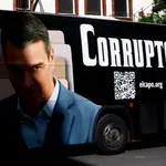 Puerta del PSOE en Ferraz por el que pasa el autobus de Hazte Oir con la imagen del presidente y la palabra Co