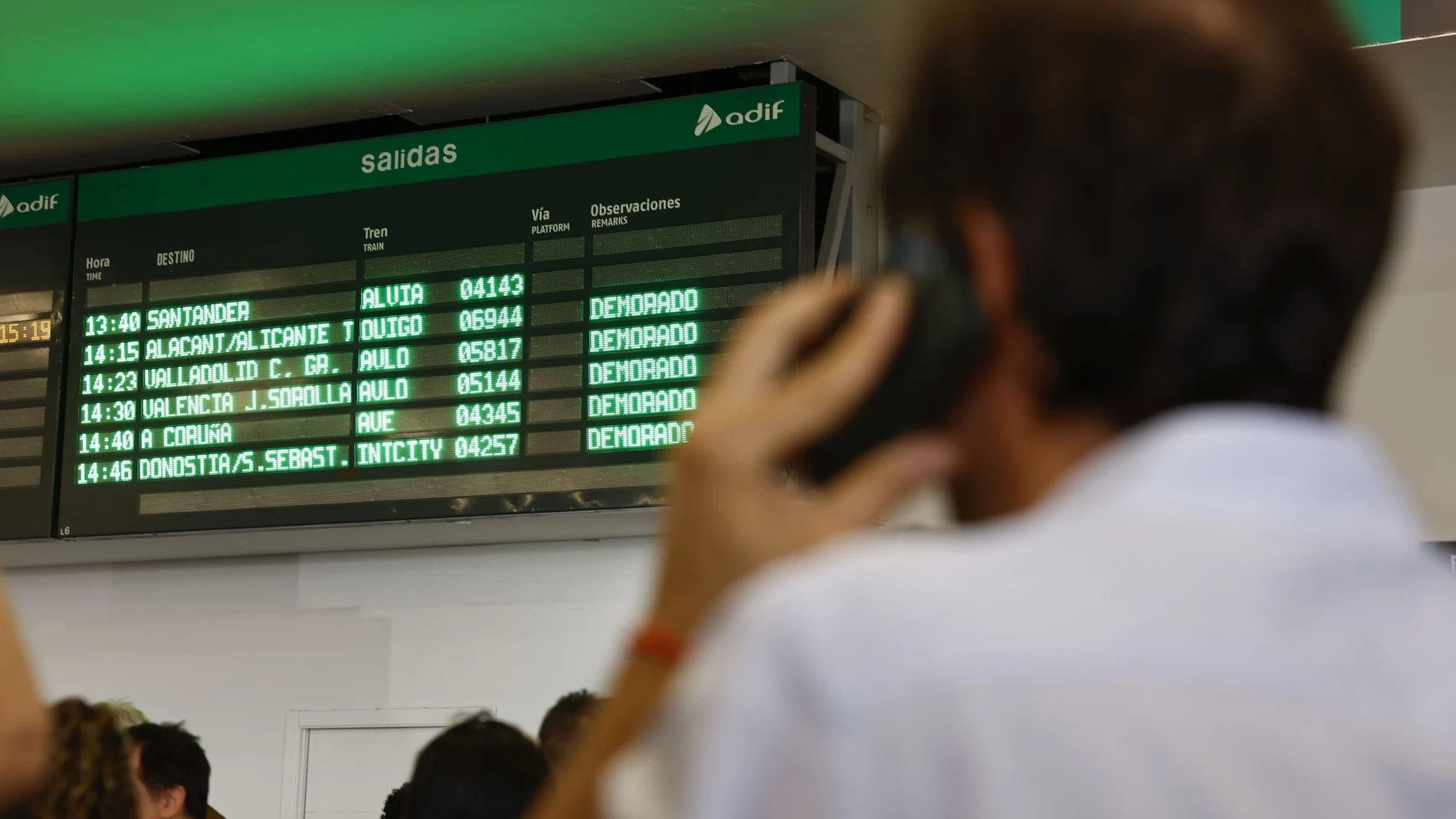 Pasajeros este jueves en la estación de Madrid-Chamartín después de que la circulación de trenes de alta velocidad se viera interrumpida por una falta de tensión eléctrica en la estación. La circulación de trenes de alta velocidad que unen Madrid-Chamartín con el norte peninsular (Galicia, Asturias, Castilla y León Cantabria) se está recuperando de forma progresiva después de una interrupción por una falta de tensión, ha informado Adif este jueves.