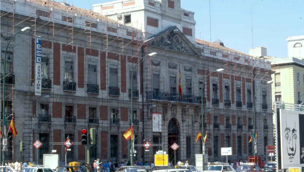 Diciembre de 1985. Obras en la fachada en la Real Casa de Correos.