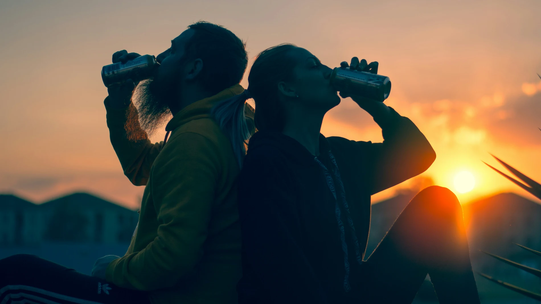 Las bebidas que pueden dañar tu salud mental, según un psiquiatra: "No se les está dando la suficiente relevancia"