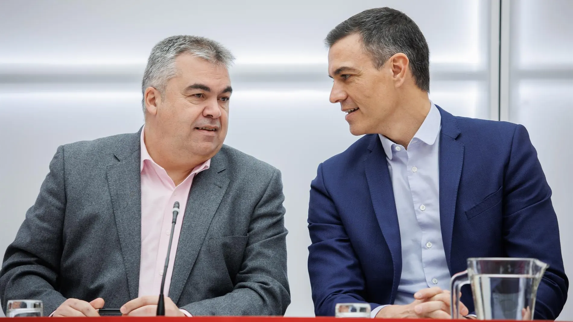 Sánchez pierde a Santos Cerdán tras más de diez años en la dirección del PSOE y a su negociador con Puigdemont