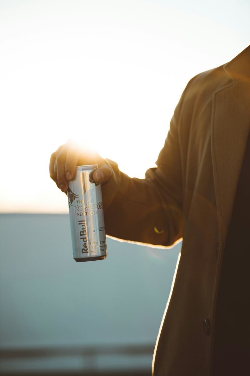 Las bebidas que pueden dañar tu salud mental, según un psiquiatra: "No se les está dando la suficiente relevancia"