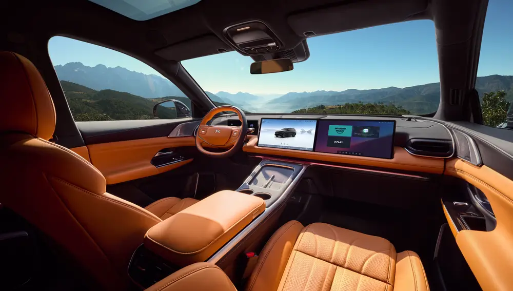 El interior del Xpeng G9 en color naranja
