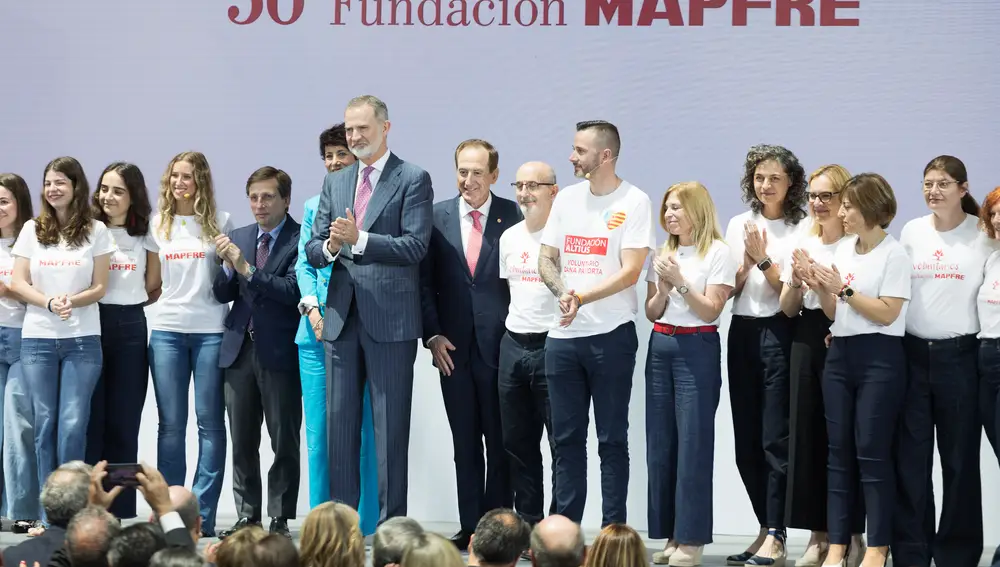 SM El Rey acompañado de Elma Saiz, ministra de Inclusión, Seguridad Social y Migraciones, Antonio Huertas, presidente de Fundación MAPFRE, José Luis Martínez-Almeida, Alcalde de Madrid, y una representación de los voluntarios de la fundación
