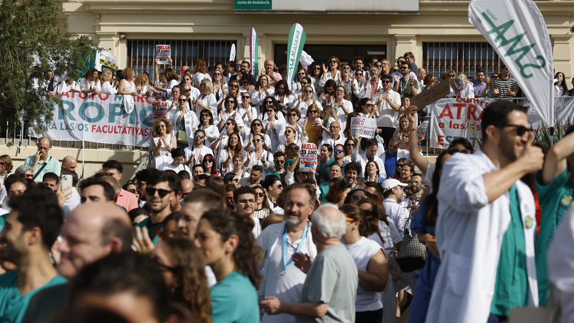 GRAFAND9306. MÁLAGA, 13/06/2025.- Sanitarios se concentran a las puertas del Hospital Regional Universitario de Málaga, este viernes en el que l Sindicato Médico de Andalucía (SMA) ha convoca concentraciones en centro sanitarios andaluces con motivo de la huelga de médicos. EFE/Jorge Zapata