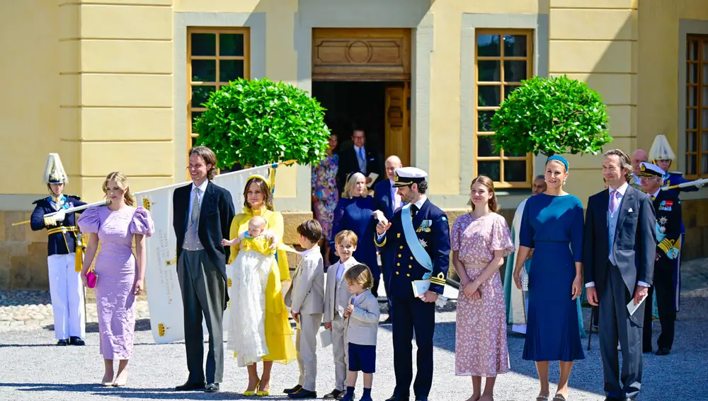 La familia real sueca al completo en el bautizo de la princesa Inés