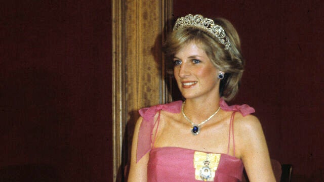 Lady Di con vestido rosa en el Teatro de La Scala.