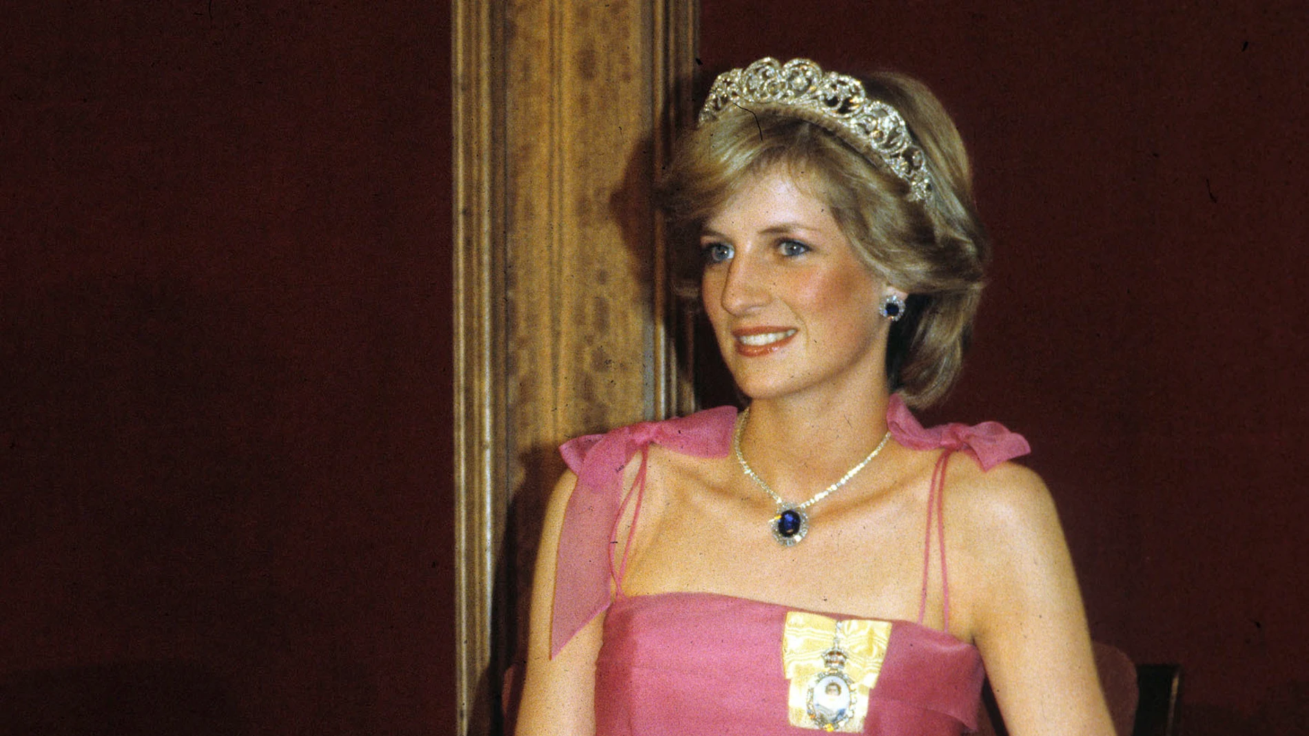 Lady Di con vestido rosa en el Teatro de La Scala.