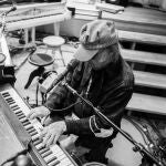 Neil Young, en su estudio, en una imagen promocional