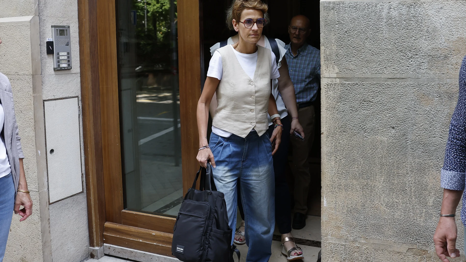 La presidenta de Navarra y secretaria general del PSN-PSOE, María Chivite, abandona la sede del partido tras la reunión mantenida en la Ejecutiva regional, convocada tras la dimisión del navarro Santos Cerdán como secretario de Organizacion del PSOE. EFE/ Jesús Diges