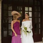 Invitada con la novia de la boda.