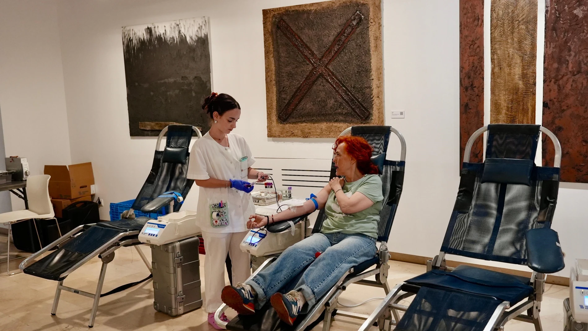 Una mujer dona sangre en esta maratón solidaria de Valladolid
