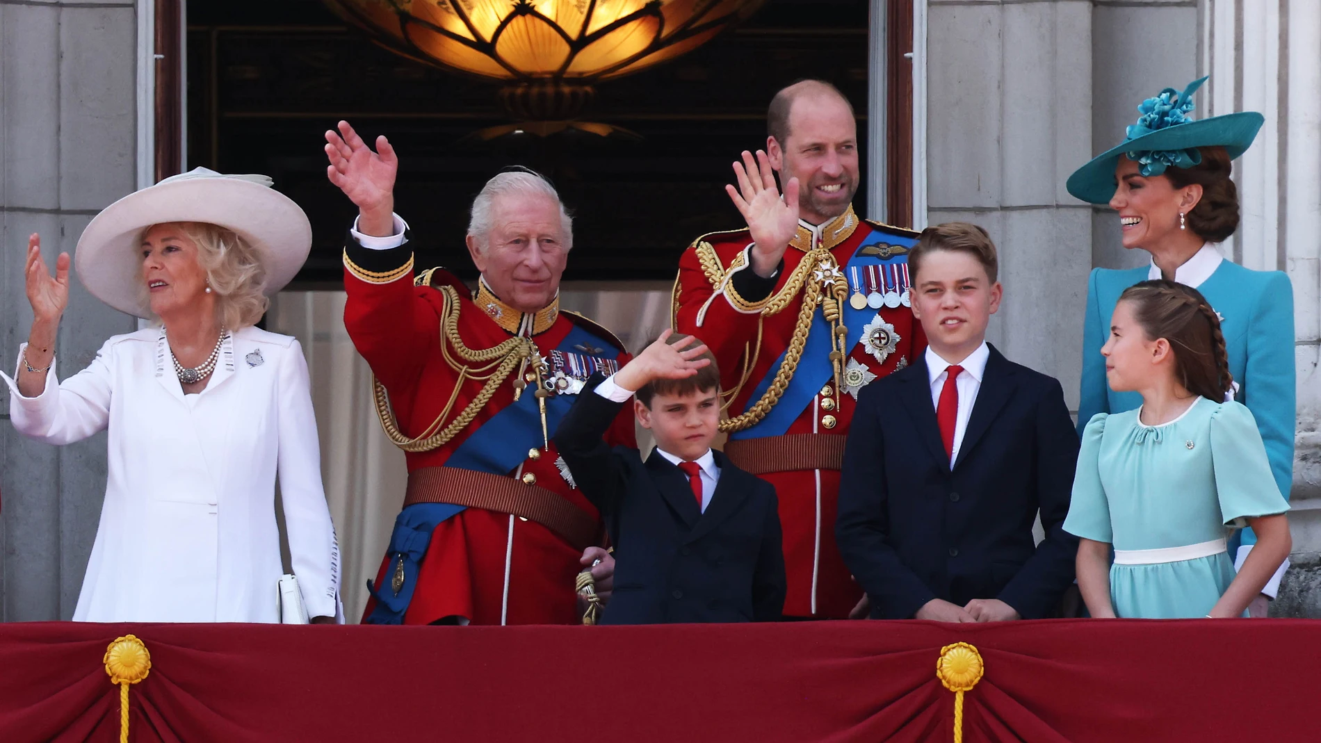 LONDON (United Kingdom), 14/06/2025.- (L-R) Britain’s Queen Camilla, King Charles III, Prince William, Prince Louis, Prince George, Princess Charlotte and Princess Catherine , Princess of Wales on the balcony during the Trooping the Colour ceremony in London, Britain, 14 June 2025. The King's birthday parade, traditionally known as Trooping the Colour, is a ceremonial military parade to celebrate the official birthday of the British sovereign. (Princesa de Gales, Reino Unido, Londres) EFE/EP...