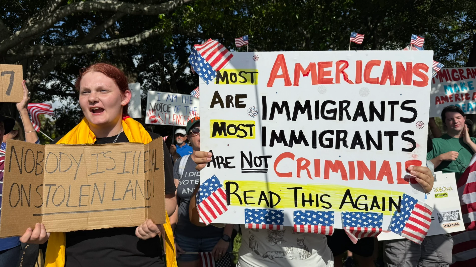 USA3262. PALM BEACH (FL, EEUU), 14/06/2025.- Personas protestan en el marco de la movilización nacional denominada 'No Kings' (Reyes No) realizada este sábado en frente de Mar-a-Lago, la residencia del presidente Trump en Palm Beach, Florida (EE.UU). Miles de personas se reunieron en Palm Beach (Florida) para manifestarse contra su vecino más famoso, el presidente Donald Trump, como parte de las cientos de protestas 'No Kings' (Reyes No) que se celebran en el país contra la agresiva política ...
