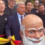 Laporta enciende al independentismo al tapar una estelada en un acto del Barça