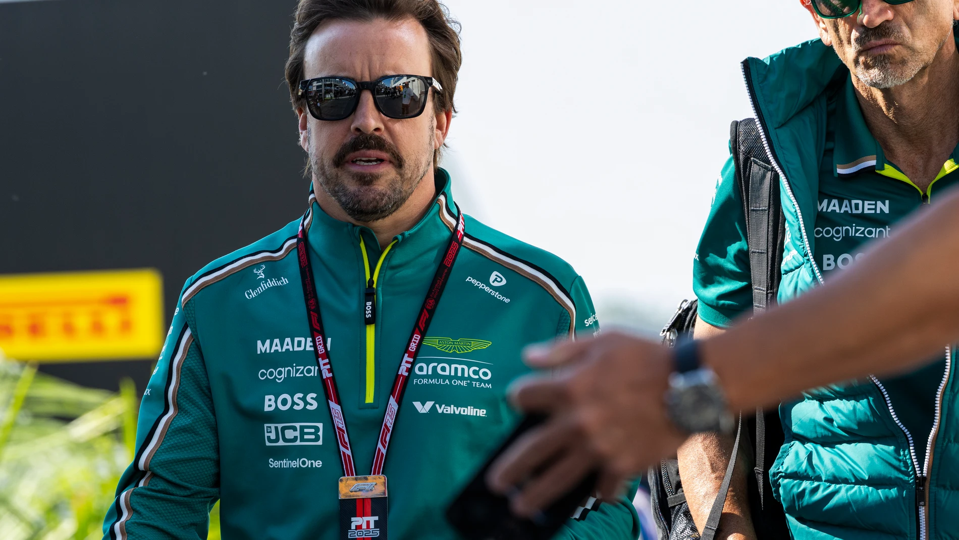Montreal (Canada), 15/06/2025.- Aston Martin driver Fernando Alonso of Spain arrives in the paddock prior to the Formula 1 Grand Prix of Canada at the Circuit Gilles-Villeneuve in Montreal, Canada, 15 June 2025. (Fórmula Uno, España) EFE/EPA/SHAWN THEW
