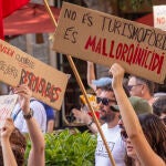 Miles de personas claman contra el turismo masivo en Barcelona, Palma y otras ciudades