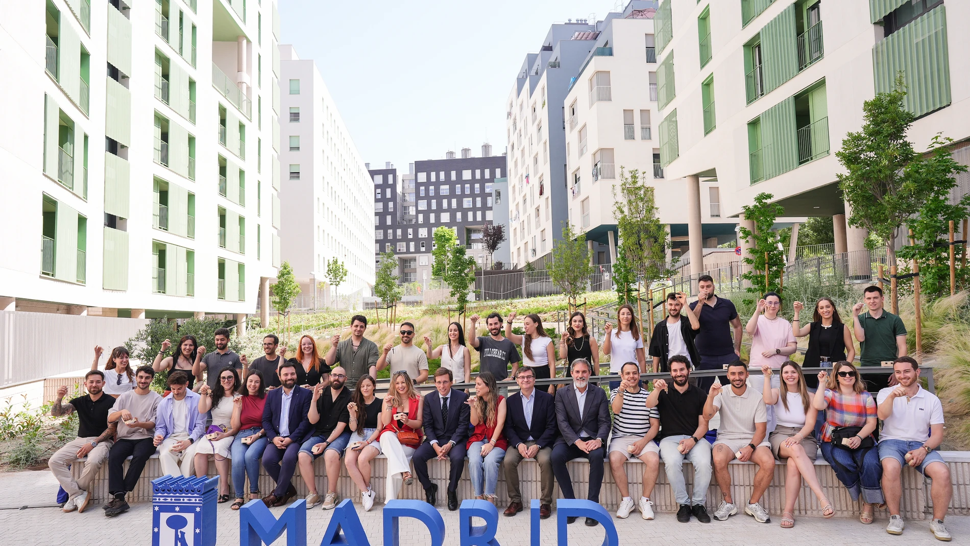 Almeida, junto a los beneficiarios de las nuevas viviendas del Ecobarrio de Puente de Vallecas