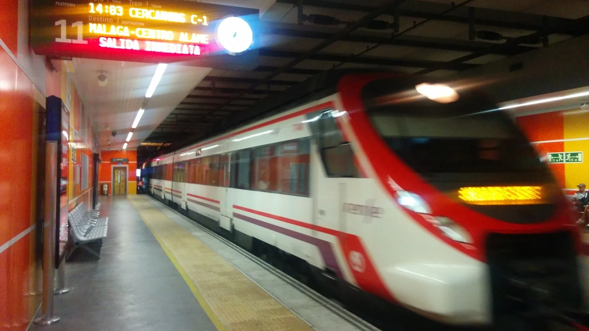 Tren de Renfe Cercanías Málaga en la estación María Zambrano