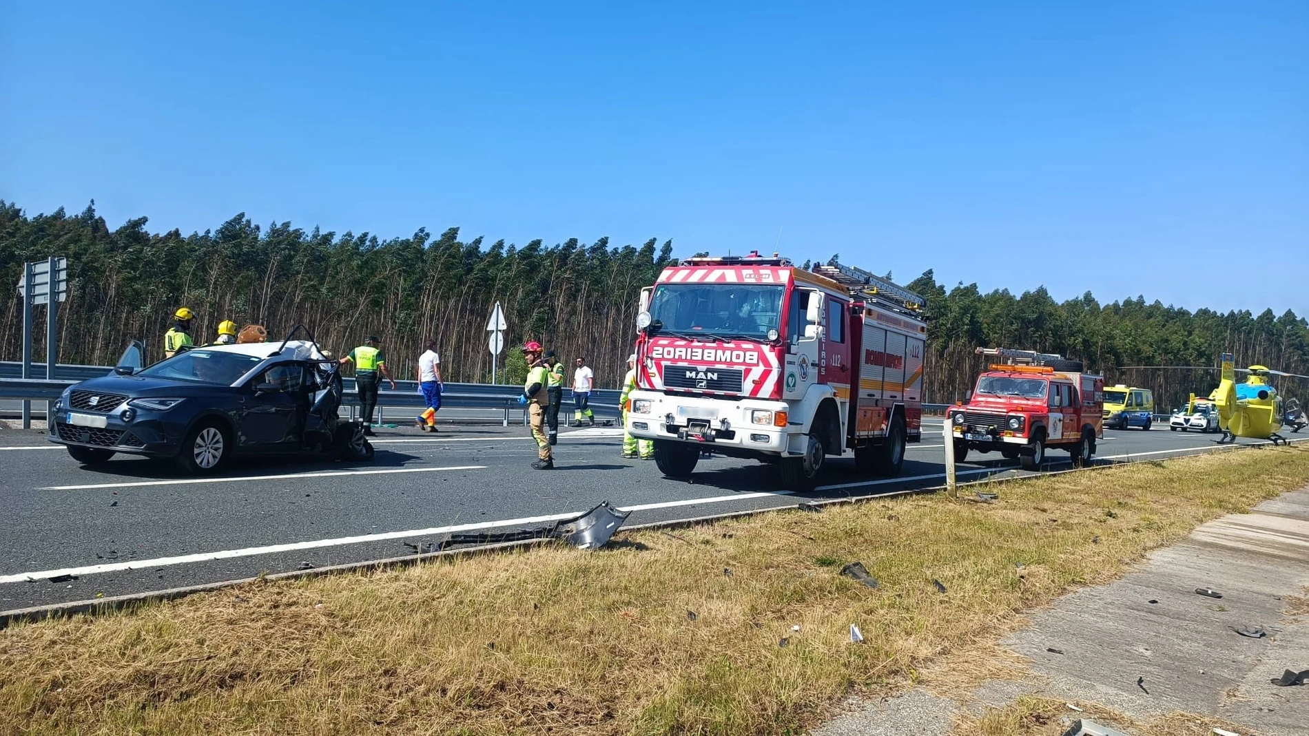 Accidente en la A-54 en O Pino (A Coruña), en el que falleció una persona y otras cinco resultaron heridas., a 16 de junio de 2025.REMITIDA / HANDOUT por CONSORCIO CONTRA INCENDIOS Y DE SALVAMENTOFotografía remitida a medios de comunicación exclusivamente para ilustrar la noticia a la que hace referencia la imagen, y citando la procedencia de la imagen en la firma16/06/2025