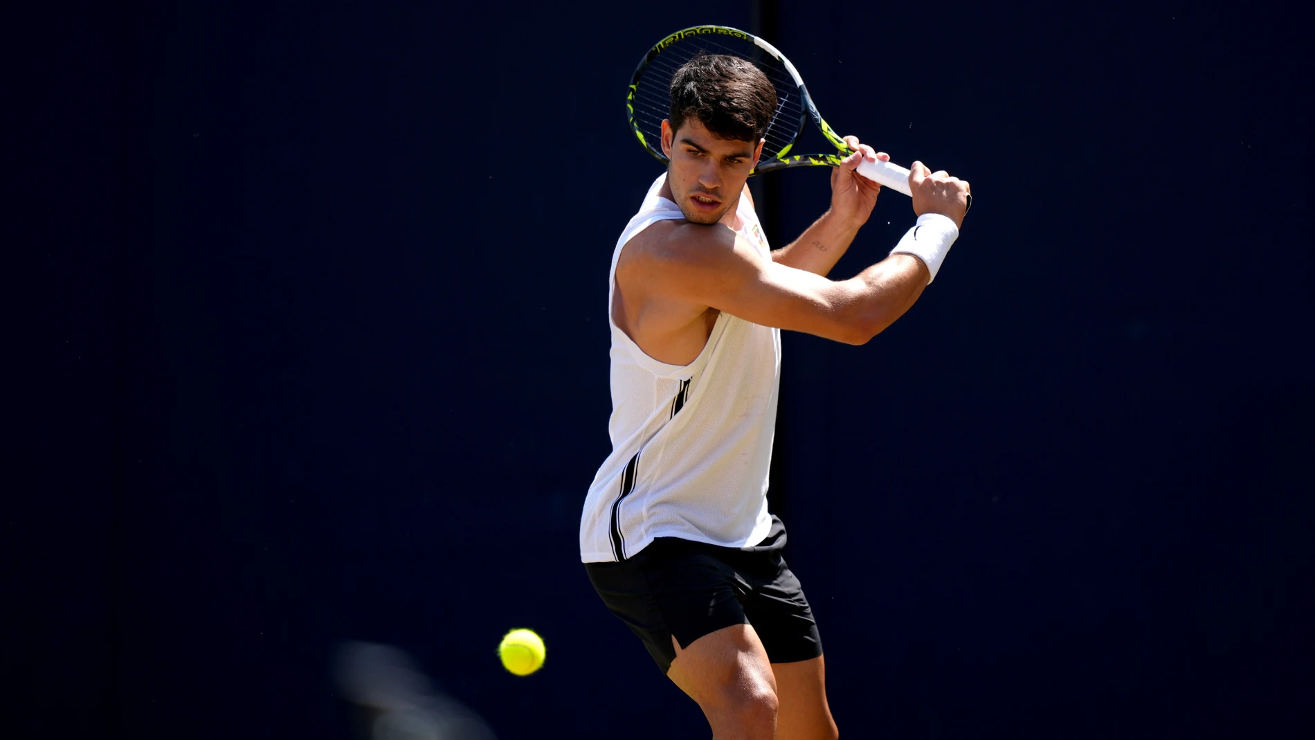 16 June 2025, United Kingdom, London: Spanish tennis player Carlos Alcaraz in action during a training session on day eight of the HSBC Championships at The Queen's Club in London. Photo: Ben Whitley/PA Wire/dpa16/06/2025 ONLY FOR USE IN SPAIN