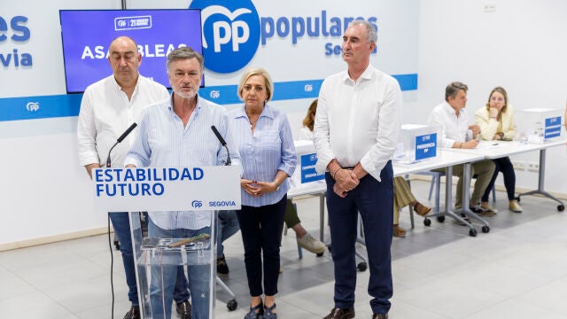 Vázquez atiende a la prensa junto a José mazarías, Paloma Sanz y Miguel Ángel de Vicente en Segovia
