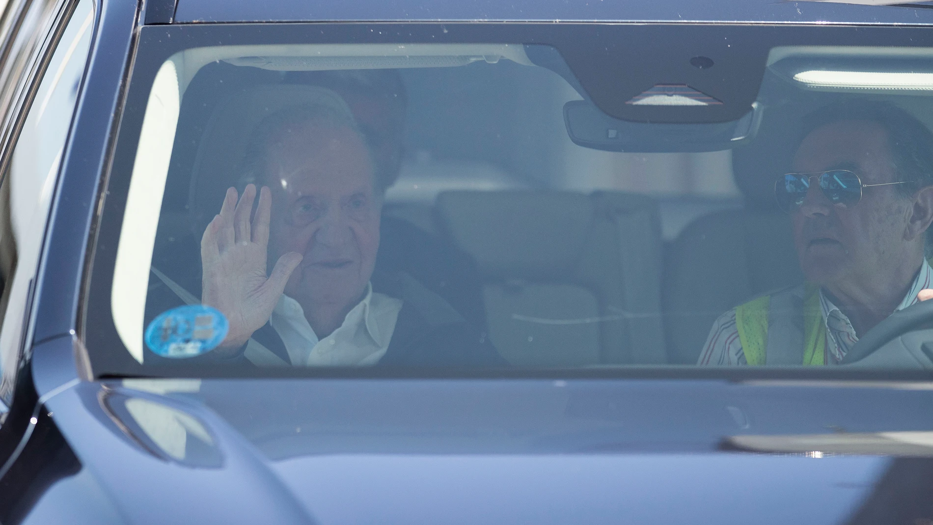 PONTEVEDRA, 16/06/2025.- El rey Juan Carlos I tras aterrizar este lunes en el aeropuerto de Vigo, procedente de Vitoria, para disfrutar de la vela, los amigos y la cocina gallega en la localidad turística de Sanxenxo, a la que acude por tercera vez este año. EFE/ Salvador Sas