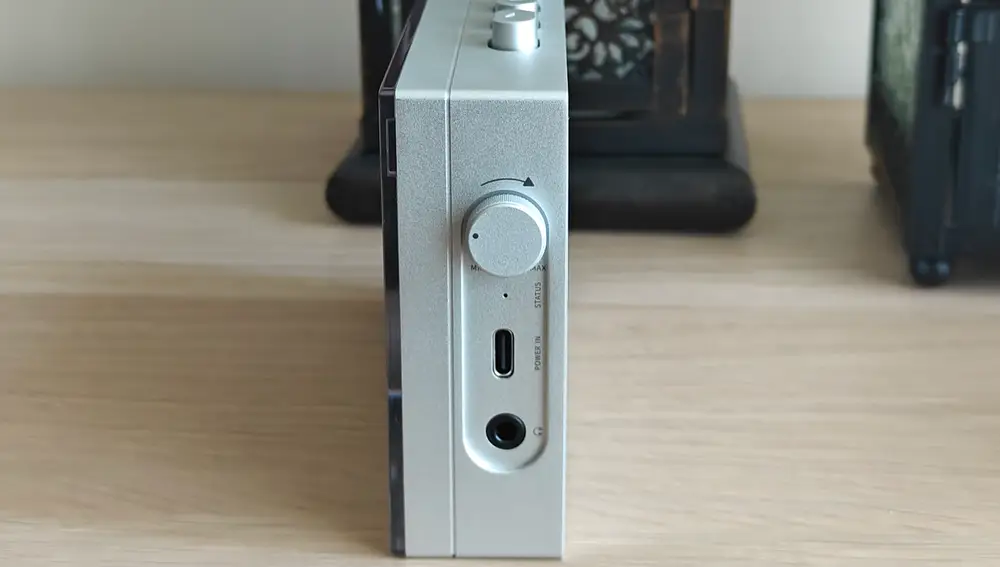 La batería recargable y el conector USB-C son los guiños modernos de este CP13