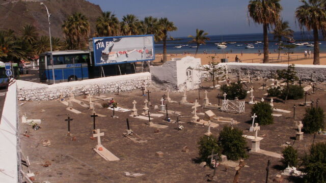 La historia del cementerio que se niega a morir frente a la playa más visitada de España