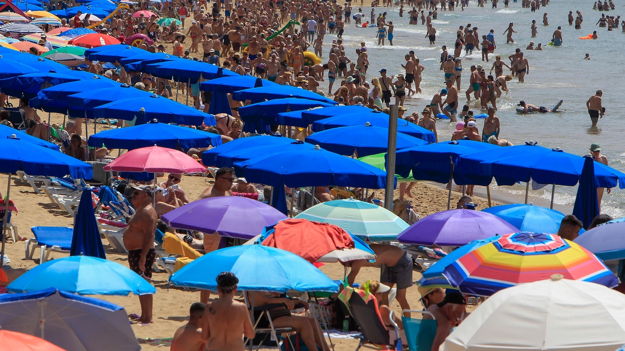 Tragedia en Benidorm: un turista británico muere ahogado tras lanzarse al mar en un baño nocturno
