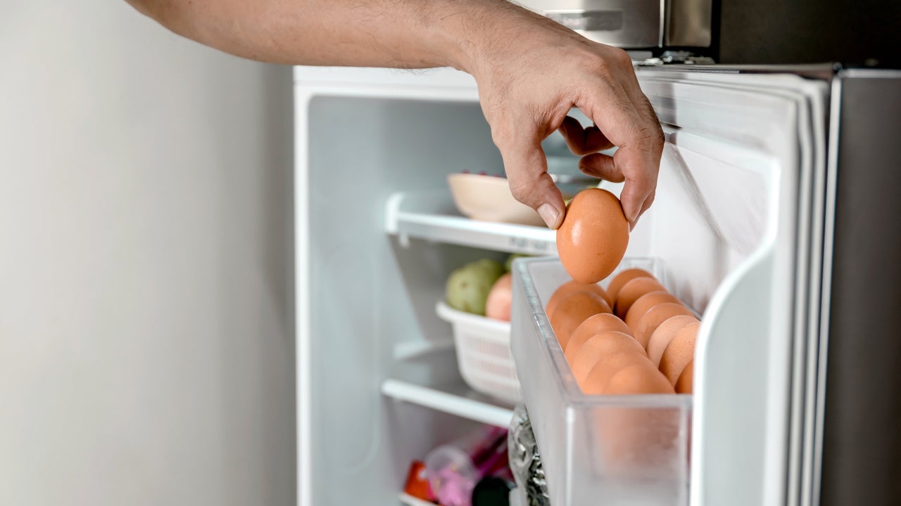 Una cocinera británica resuelve el debate: ¿huevos en la nevera o fuera?