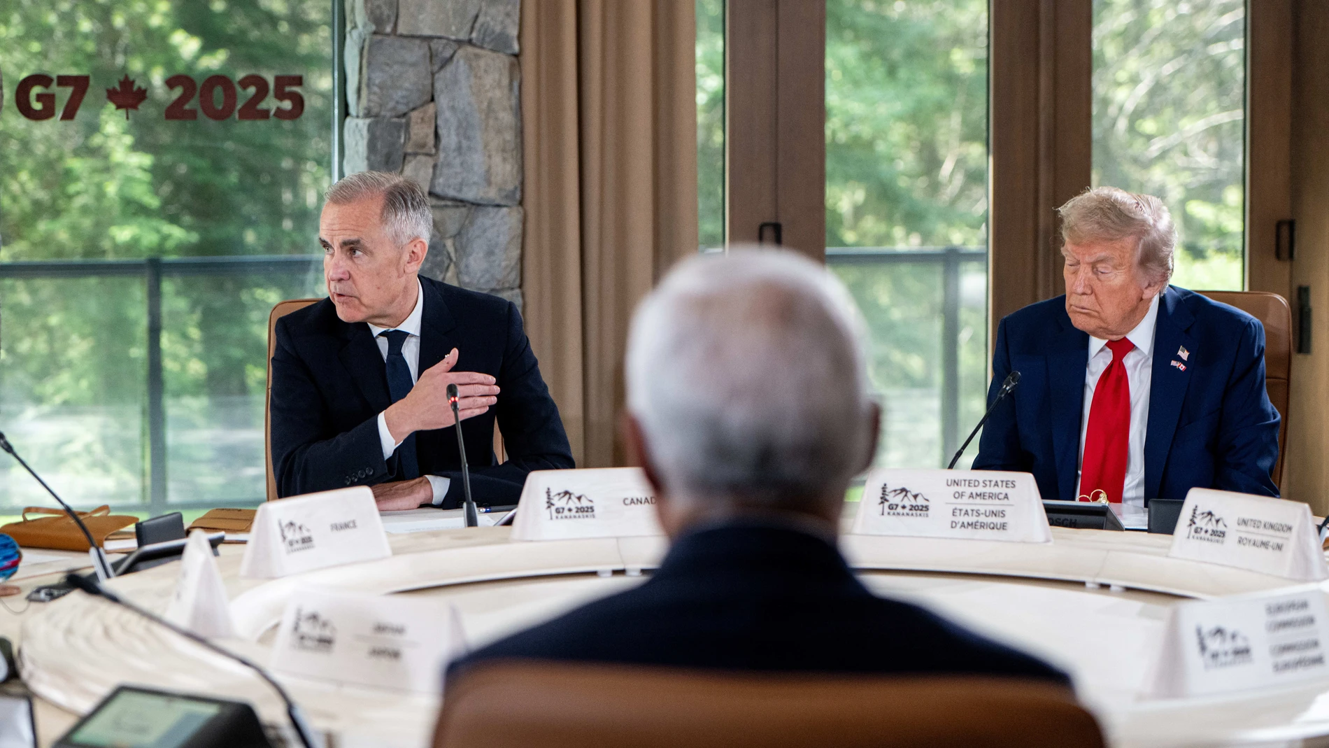 KANANASKIS (Canada), 16/06/2025.- US President Donald Trump (R) looks on as Prime Minister Mark Carney (L) delivers remarks during the G7 Global Economic Outlook working session at the G7 Leaders' Summit in Kananaskis, Alberta, Canada, 16 June 2025. EFE/EPA/SPENCER COLBY