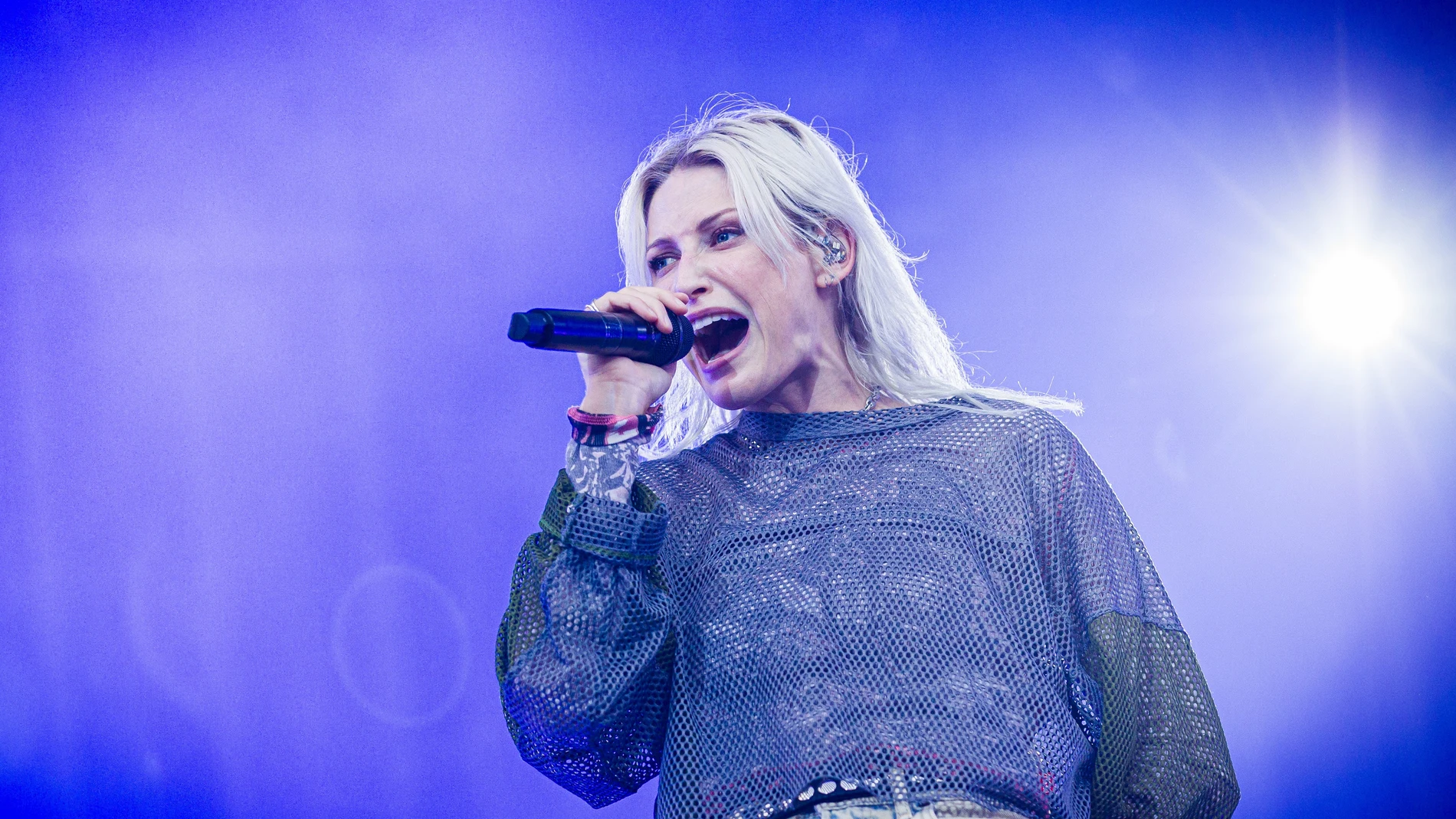 16 June 2025, Lower Saxony, Hanover: Emily Armstrong of Linkin Park performs on stage in the Heinz-von-Heiden-Arena during the "From Zero World Tour 2025". Photo: Moritz Frankenberg/dpa 16/06/2025 ONLY FOR USE IN SPAIN