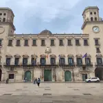 Imagen de la Plaza del Ayuntamiento de Alicante y el edificio consistorial