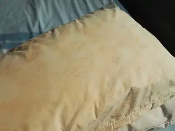 El motivo por el que tu almohada se pone amarilla aunque la funda esté siempre limpia El motivo por el que tu almohada se pone amarilla aunque la funda esté siempre limpia