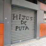  La sede del PSOE de León amanece con pintadas en su fachada y varios cristales rotos