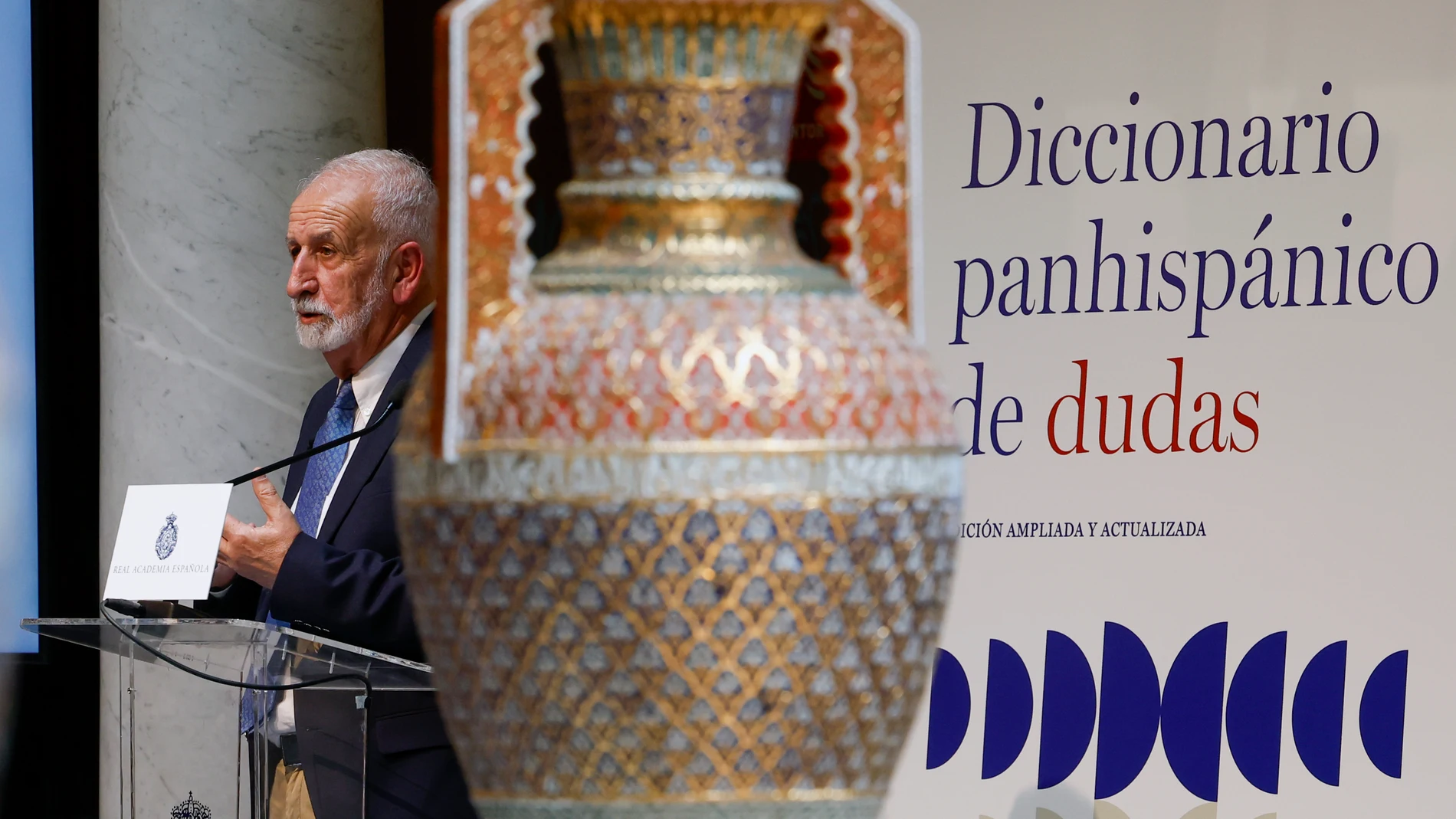 MADRID, 19/06/2025.- El académico de la RAE y director de la obra, Salvador Gutiérrez Ordóñez, interviene durante la presentación de la segunda edición del Diccionario Panhispánico de Dudas (DPD), este jueves, en Madrid. EFE/ Javier Lizón