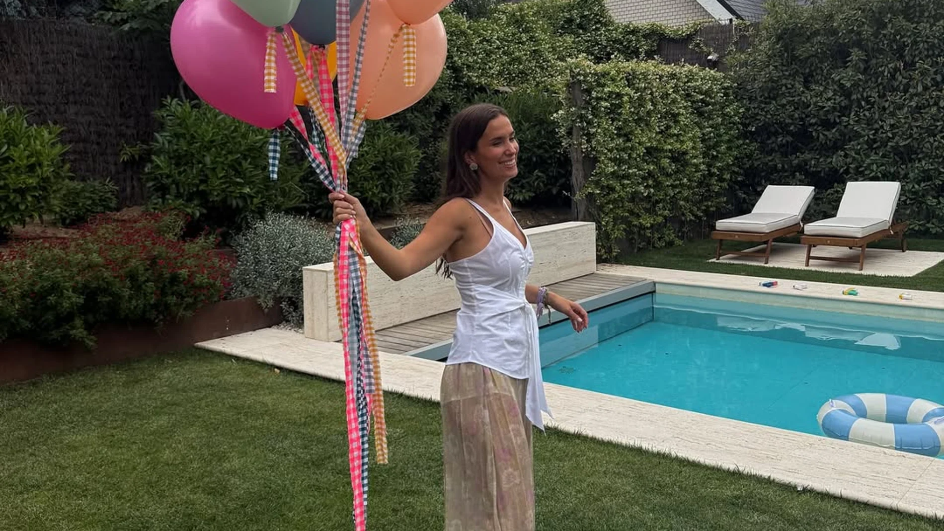 María Pombo con pantalones bombachos de Zara.