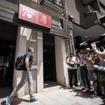 La UCO abandona la sede del PSOE tras tres horas en Ferraz para realizar el clonado del correo de Santos Cerdán