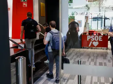 La UCO entra en Ferraz por orden del juez para clonar el correo de Santos Cerdán MADRID, 20/06/2025.- La Unidad Central Operativa (UCO) de la Guardia Civil ha accedido este viernes a la sede del PSOE, en la calle Ferraz, a petición del Tribunal Supremo, para clonar el correo corporativo del exsecretario de Organización del partido Santos Cerdán, investigado por adjudicaciones presuntamente irregulares.EFE/Rodrigo Jiménez