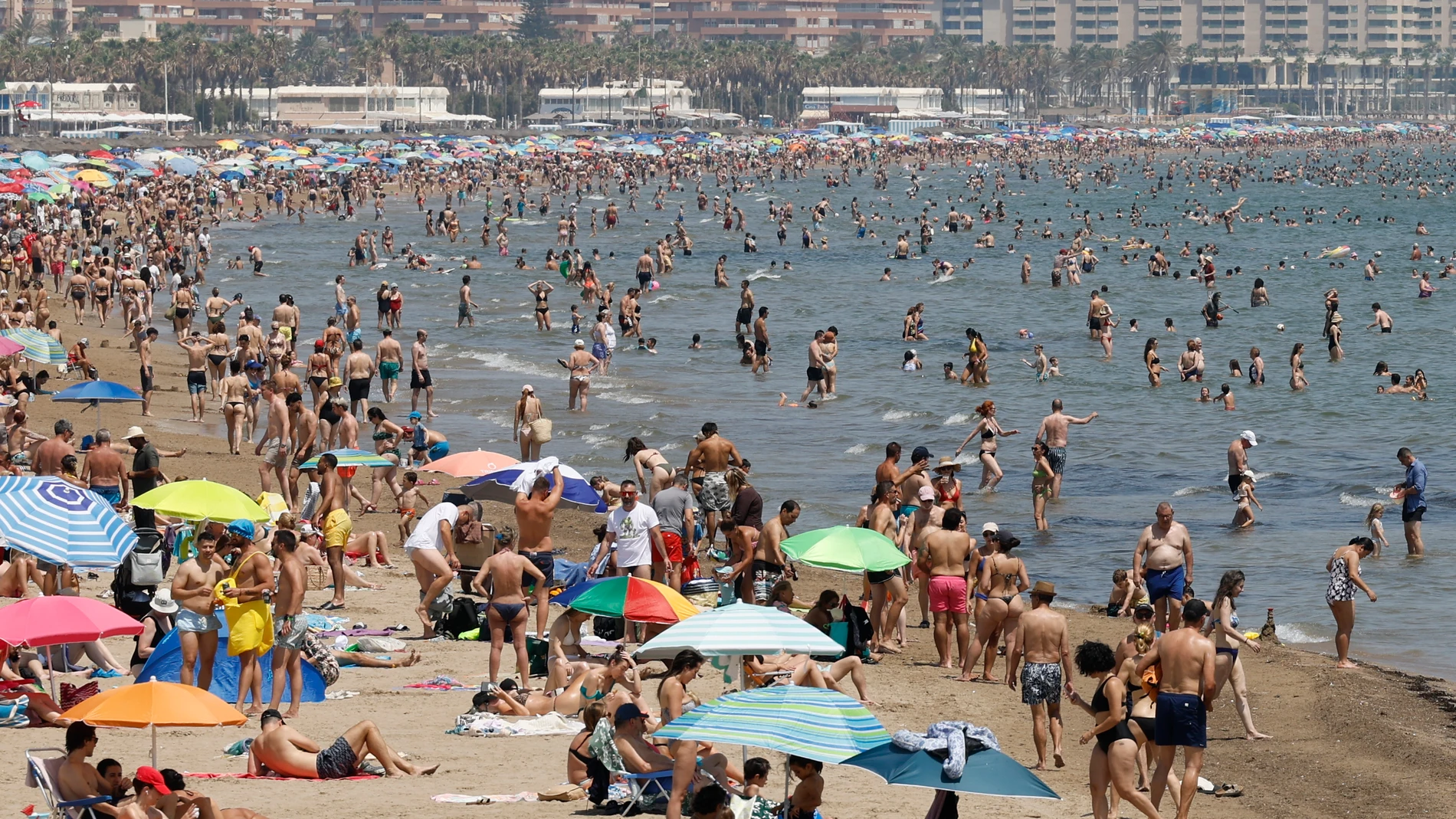 VALENCIA, 21/06/2024.- Vista este sábado de la playa de Las Arenas en Valencia. La Conselleria de Sanidad ha emitido para este sábado un aviso de "riesgo alto" por temperaturas altas en 34 municipios de las comarcas de Els Ports, en la provincia de Castellón, y de La Costera, la Ribera Alta y La Safor, en la de Valencia. EFE/Ana Escobar