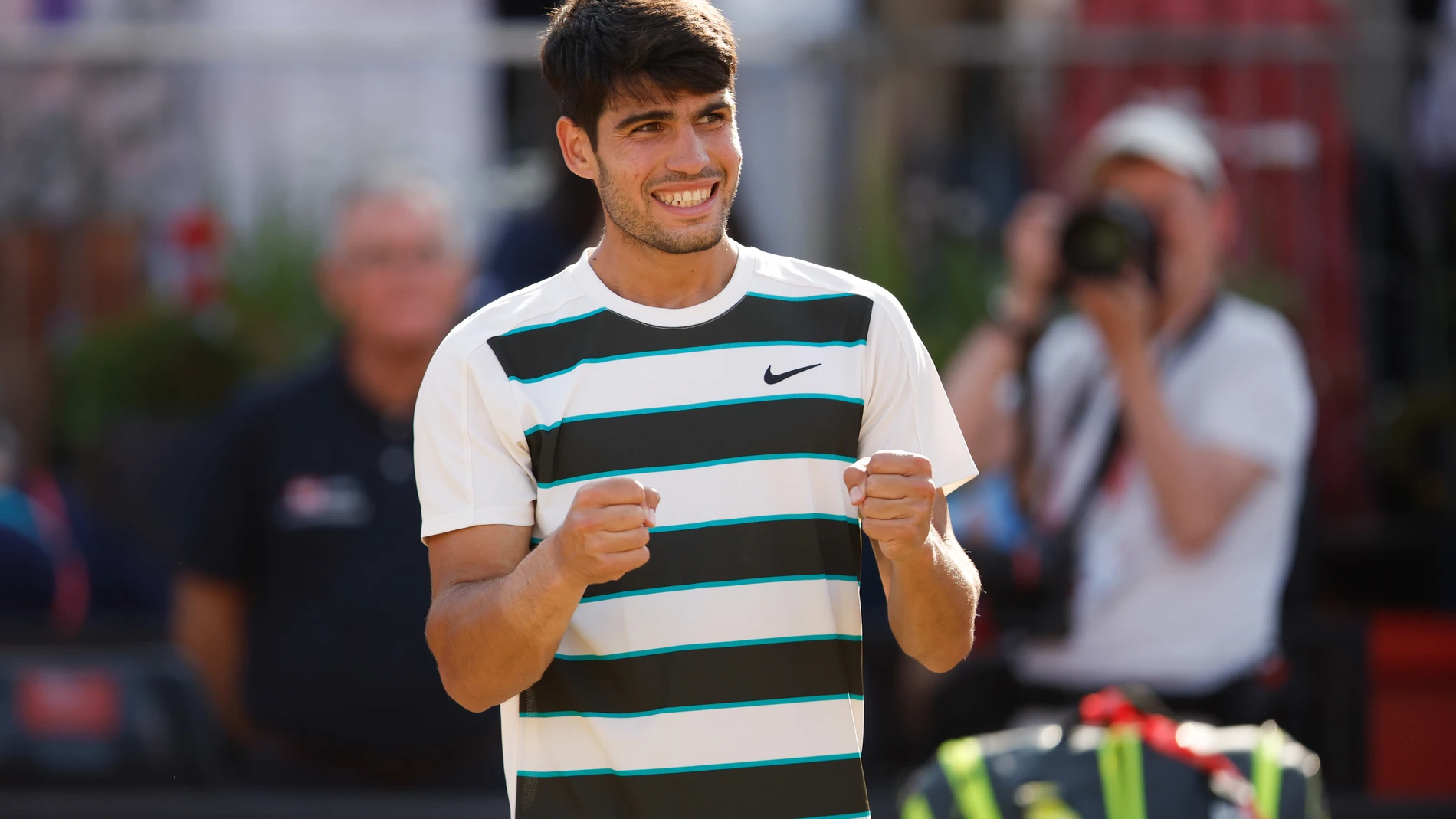 FOTODELDÍA LONDRES (Reino Unido), 21/06/2025.- Carlos Alcaraz de España celebra su victoria contra Roberto Bautista Agut de España después de su partido de semifinales en el torneo de tenis Queen's Club Championships en Londres, Gran Bretaña, el 21 de junio de 2025. EFE/EPA/DAVID CLIFF